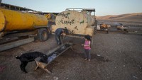Sebuah baskom air kering terlihat di dekat desa Palestina Bardala di Lembah Yordan, Senin (7/8/2023). (AP Photo/Mahmoud Illean).