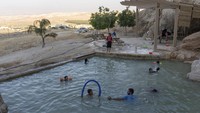 Sedangkan pemukiman Israel yang menjadi tetangga itu dilimpahi banyak air. Penampakan pemukiman Yahudi itu terlihat seperti oasis bagi warga Palestina. (AP Photo/Ohad Zwigenberg).