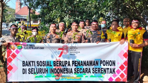 Penanaman pohon di wilayah Tambora, Jakarta Barat.