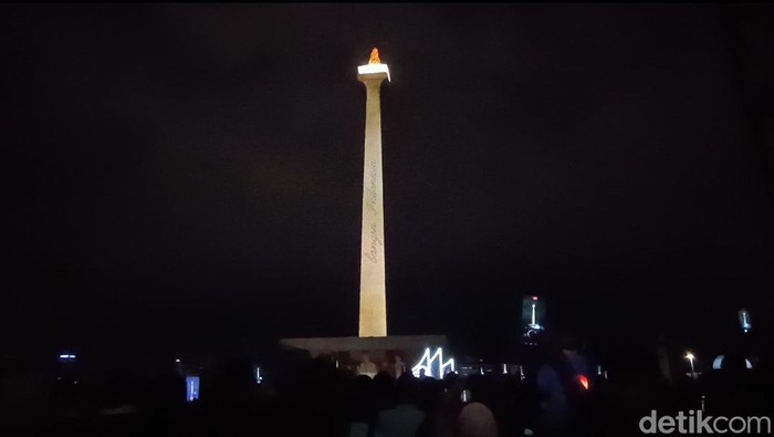 Penayangan video mapping di Monas.