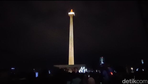 Penayangan video mapping di Monas.