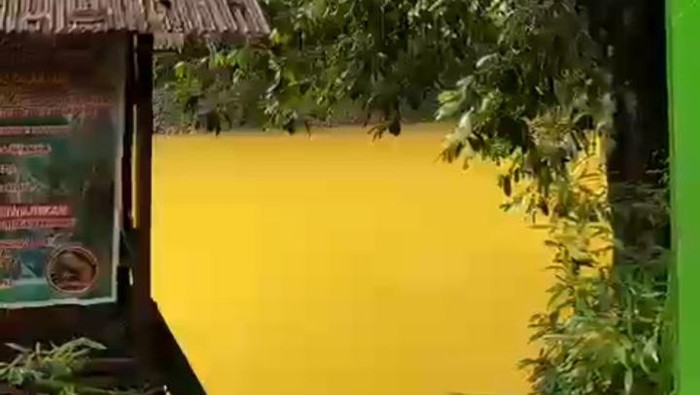Pencemaran sungai di kawasan Gua Bokimoruru di Kabupaten Halmahera Tengah, Maluku Utara.