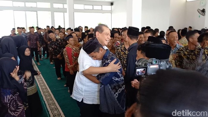Pendiri CT ARSA Foundation, Chairul Tanjung bersama Anita Tanjung berkunjung SMA Unggulan CT ARSA Foundation, Sukoharjo, Jumat (18/8/2023).