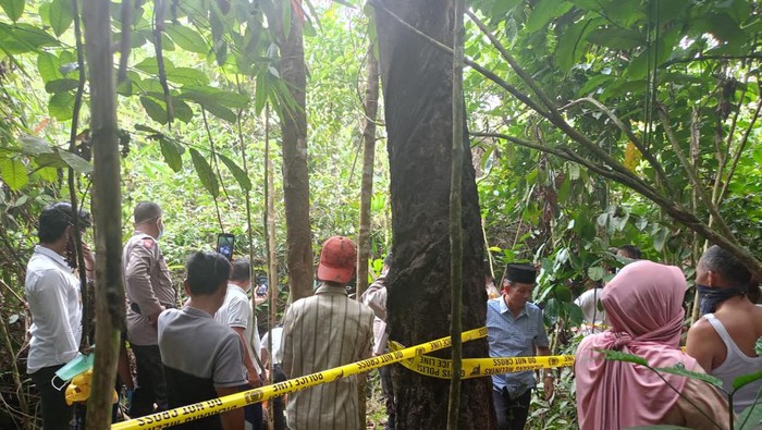 Penemuan mayat wanita tanpa busana di Kebun Karet Empat Lawang
