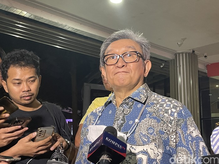 Pengacara Irwan Hermawan dalam kasus korupsi BTS, Maqdir Ismail, usai diperiksa enam jam di Kejagung, 18 Agustus 2023. (Silvia Ng/detikcom)