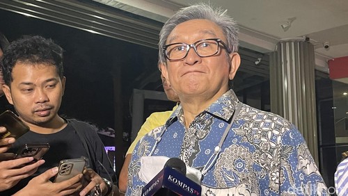 Pengacara Irwan Hermawan dalam kasus korupsi BTS, Maqdir Ismail, usai diperiksa enam jam di Kejagung, 18 Agustus 2023. (Silvia Ng/detikcom)