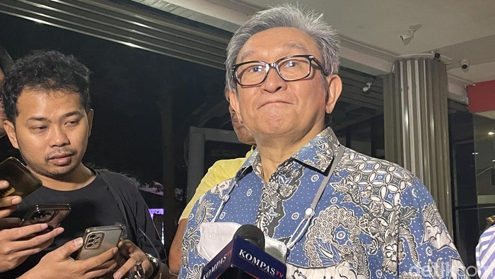 Pengacara Irwan Hermawan dalam kasus korupsi BTS, Maqdir Ismail, usai diperiksa enam jam di Kejagung, 18 Agustus 2023. (Silvia Ng/detikcom)