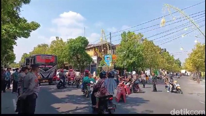 Penjagaan di area ngunduh mantu Denny Caknan di Ngawi.