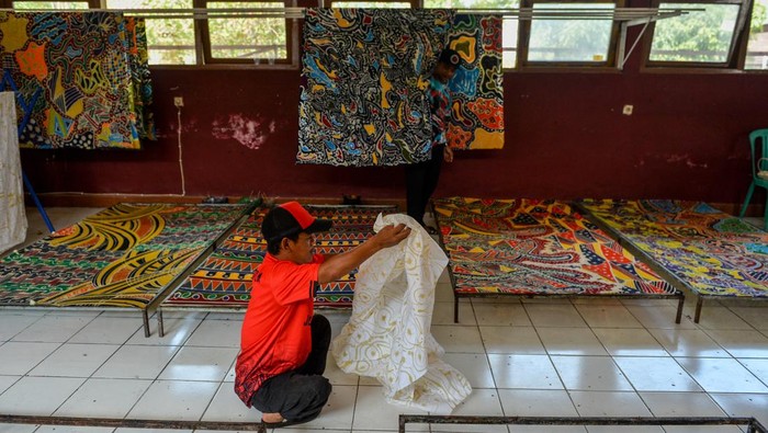 Siswa penyandang disabilitas membatik di Pusat Pelayanan Sosial, Griya Harapan Difabel Dinas Sosial Jabar di Cimahi, Jawa Barat, Jumat (18/8/2023). Sebanyak 11 orang penyandang disabilitas mengikuti pelatihan membatik yang ditujukan untuk pemberdayaan agar penyandang disabilitas mampu bersaing di dunia kerja serta batik hasil karya mereka dijual dari harga Rp375 ribu hingga jutaan rupiah dan telah dipasarkan ke berbagai wilayah di Indonesia. ANTARA FOTO/Raisan Al Farisi/rwa.