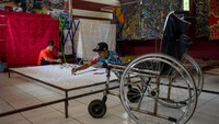 Siswa penyandang disabilitas membatik di Pusat Pelayanan Sosial, Griya Harapan Difabel Dinas Sosial Jabar di Cimahi, Jawa Barat, Jumat (18/8/2023). 