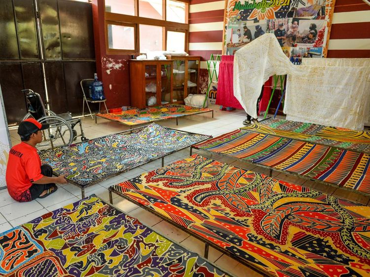 Penyandang Disabilitas Ikut Pelatihan Membatik di Cimahi