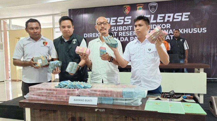 Penyidik Ditkrimsus Polda Papua Barat tunjukkan sejumlah barang bukti yang berhasil disita.