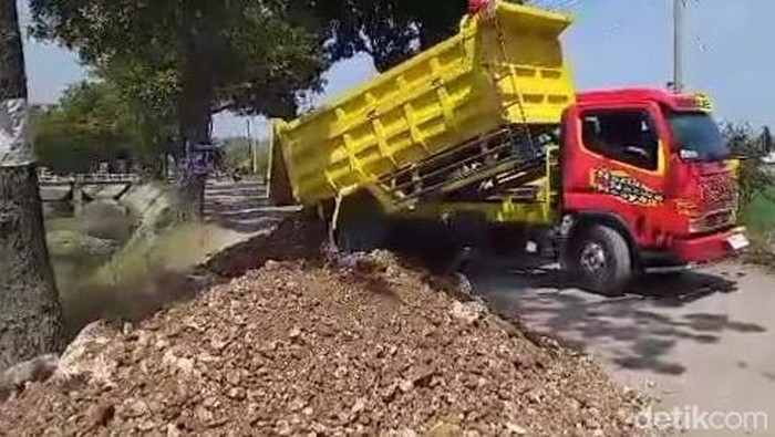 Perbaikan jalan swadaya oleh pemuda Songgom, Brebes.