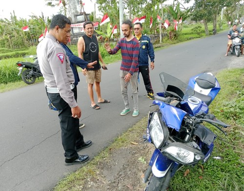 Personel Polsek Selat saat melakukan olah TKP di kecelakaan mahasiswa KKN Unud, Jumat (18/8/2023). (Foto: Istimewa)