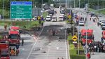 Foto Lokasi Pesawat Jatuh di Jalan Tol Malaysia, Puing Berserakan