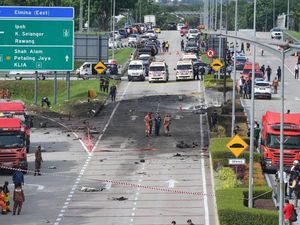 Pakar AS Bantu Malaysia Selidiki Pesawat Jatuh ke Jalan Tol
