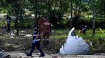 Foto Lokasi Pesawat Jatuh di Jalan Tol Malaysia, Puing Berserakan