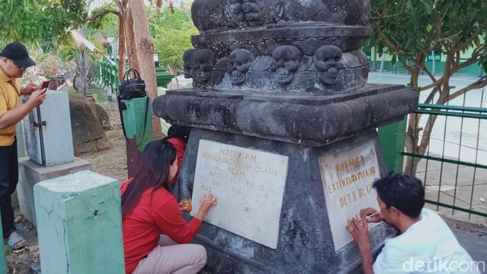 Petugas Disbudporapar Pemkab Klaten membersihkan Monumen Ex Tentara Pelajar Klaten, Jumat (18/8/2023).