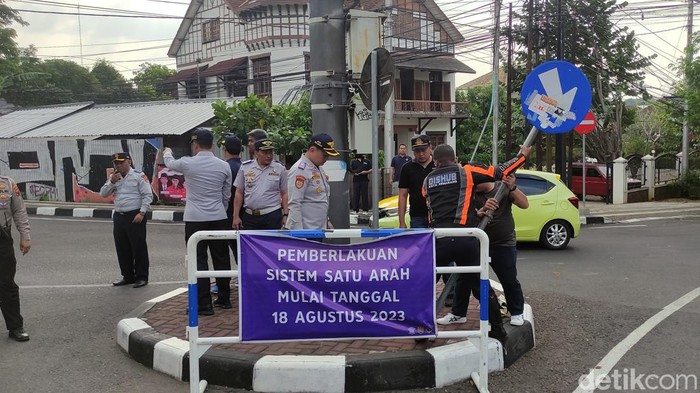 Petugas memasang papan penanda satu arah di simpang tiga Jalan Veteran, Semarang, Jumat (18/8/2023).
