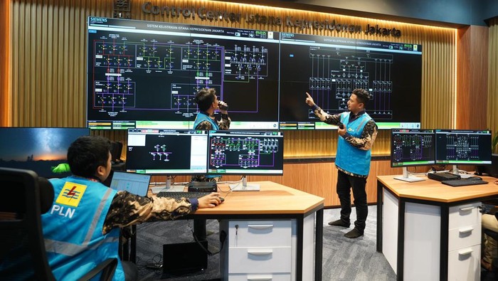 Petugas PLN