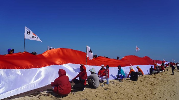 PKS membentangkan bendera merah putih berukuran 78 meter di perairan Maros-Pangkep.