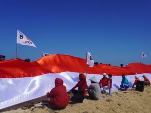 Upacara HUT ke-78 RI, PKS Bentangkan Bendera 78 Meter di Pulau Gusung