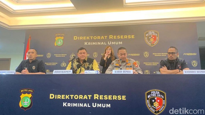 Polda Metro Jaya memberikan penjelasan terkait 3 anggota polisi yang ditangkap terkait jual beli senjata api.