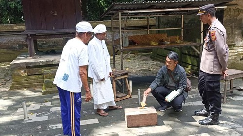 Polisi melakukan identifikasi di lokasi pencurian yakni Pura Dalem Kayangan Kedaton di Banjar Lodalang, Desa Kukuh, Kecamatan Marga, Tabanan, Bali.