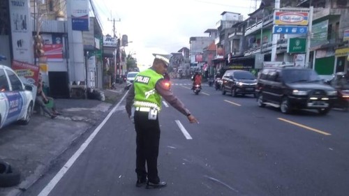 Polisi melakukan olah TKP di lokasi tabrakan antara mobil Suzuki Ertiga dengan motor Honda Karisma di Jalur Nasional Denpasar-Gilimanuk, tepatnya di Banjar Taman Surodadi, Desa Abiantuwung, Kecamatan Kediri, Tabanan, Bali, Jumat (18/8/2023). (istimewa)