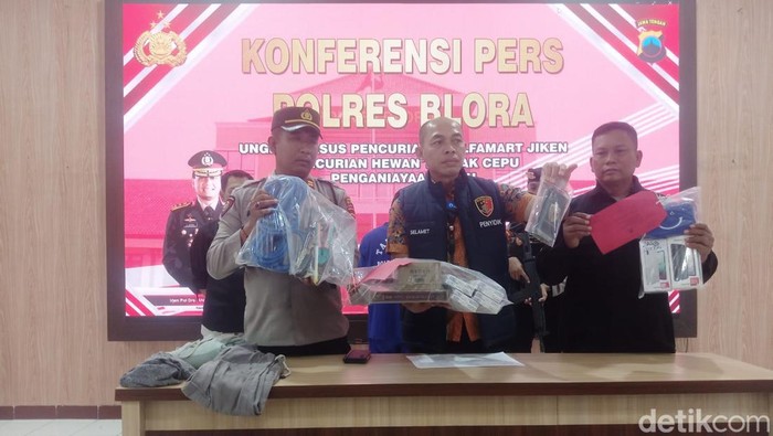 Polisi menunjukkan barang bukti tindak pidana pencurian di minimarket Jiken, Blora, Jumat (18/8/2023).