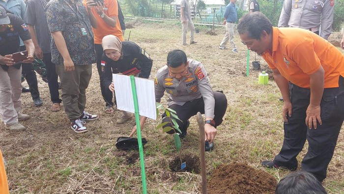 Polresta Bogor Kota menanam ratusan pohon demi menekan dampak polusi udara dan meningkatkan perekonomian warga. (dok Ist)