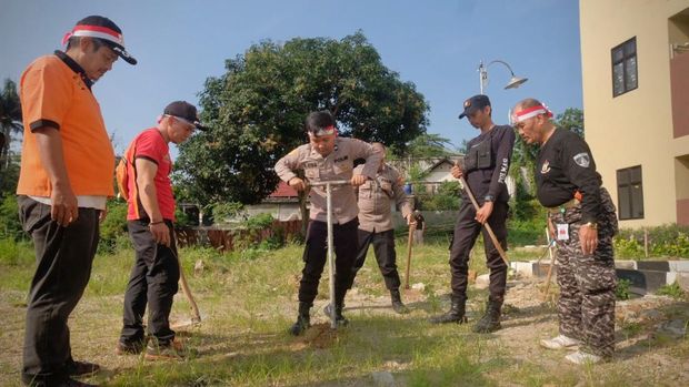 Polresta Bogor Kota menanam ratusan pohon demi menekan dampak polusi udara dan meningkatkan perekonomian warga. (dok Ist)