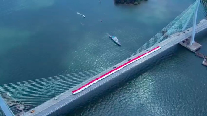 Polri Bentangkan Merah Putih Raksasa di Jembatan Pulau Balang Kaltim. (Dok. istimewa)