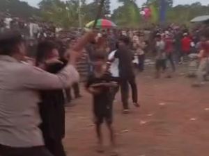 Viral Pria Acungkan Golok di Pertandingan Bola Tarkam di Lebak