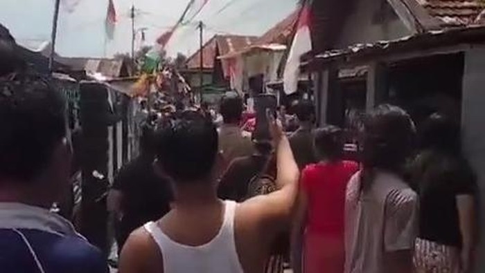 Pria diduga oknum TNI kibas-kibaskan sajam karena terganggu keramaian lomba.