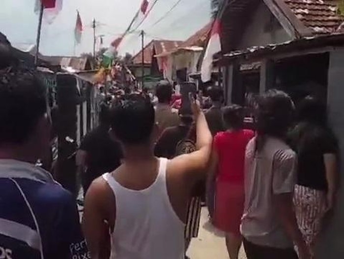 Pria diduga oknum TNI kibas-kibaskan sajam karena terganggu keramaian lomba.