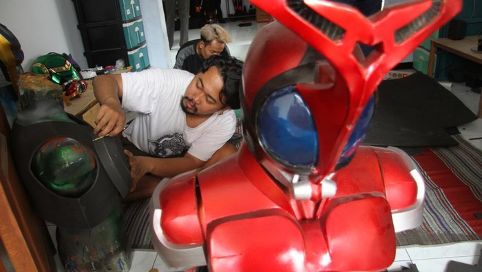 Produksi kostum cosplay di Jombang Pekerja membuat kostum cosplay di Candi Mulyo, Jombang, Jawa Timur, Jumat (18/8/2023). Penjualan kostum cosplay dari bahan EVA foam tersebut telah tembus ke pasar luar negeri seperti ke Amerika, Inggris serta Australia dengan harga USD 300 sampai USD 600 dan dalam satu bulan bisa menyelesaikan pesanan 50 buah kostum. ANTARA FOTO/Syaiful Arif/tom.