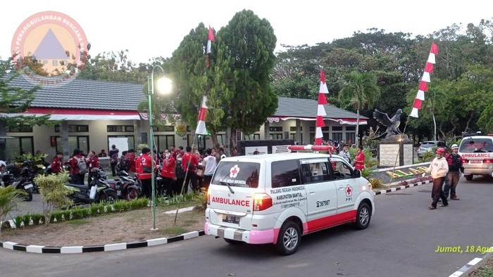 Proses evakuasi mahasiswa baru (maba) UPN Jogja yang diduga keracunan, Jumat (18/8/2023).