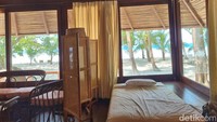 Lelah beraktivitas, rebahan sambil memandangi pemandangan sekitar juga cukup menyenangkan. Sebagaimana konsep healing adalah menyembuhkan, traveler juga dapat menyembuhkan jiwa dan raga yang lelah dengan rebahan di kamar resort yang mereka punya. Pulau ini menyediakan 40 kamar resort yang semuanya mengelilingi bibir pantai, sehingga pemandangannya cukup menarik. (Weka Kanaka/detikcom)