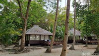 Aktivitas healing akan semakin paripurna jika traveler nikmati dengan berkeliling Pulau Pantara. Pulau ini cocok untuk traveler jajaki setiap sisinya karena luasnya tak terlalu besar. Traveler dapat berjalan kaki hingga menaiki sepeda, jika menaiki sepeda waktu tempuh berkeliling cukup singkat, yakni sekitar 7 menit. (Weka Kanaka/detikcom)