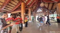 Ingin mengecas energi dengan bersenang-senang, berkunjung ke sini traveler juga akan dihibur oleh para pemain musik yang merupakan karyawan resort. Selain ahli dalam menjamu tamu dengan hidangan dan pelayanan, mereka juga ahli dalam memainkan lagu keinginan para tamu. Berkunjung ke sini traveler bisa dihibur ketika pertama kali tiba hingga ketika makan malam. (Weka Kanaka/detikcom)