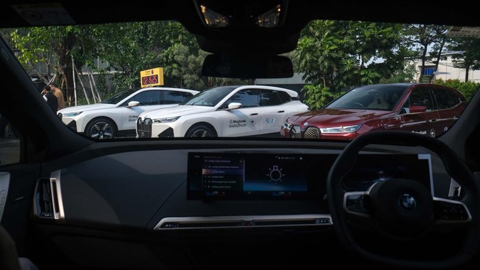 Puluhan Mobil BMW Bakal Ada di Ajang Marathon Kelas Dunia di Bali President Director BMW Group Indonesia Ramesh Divyanathan (kedua kanan) berbincang bersama Director of Communications BMW Group Indonesia Jodie O'tania (tengah), Project Director Maybank Marathon Widya Permana (kanan), Director, Community Financial Services Maybank Indonesia Steffano Ridwan (kedua kiri), dan Vice President Sales and Network Development BMW Group Indonesia Bayu Riyanto (kiri) di samping mobil BMW yang akan menjadi Lead Car Maybank Marathon 2023 usai serah terima di Serpong, Tangerang Selatan, Banten, Jumat (18/8/2023).