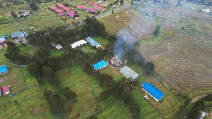 Kelompok kriminal bersenjata (KKB) membakar perpustakaan SMA Negeri 1 Ilaga, Kabupaten Puncak, Papua Tengah.