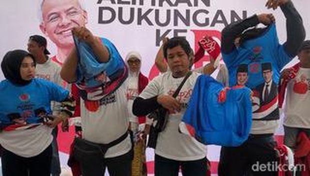 Relawan membuka kaos Prabowo-Sandi pada acara pengalihan dukungan ke Ganjar Pranowo. (Jeka Kampai/detikSumut)