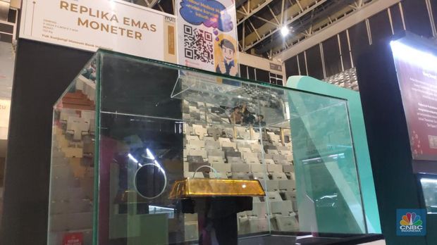 Replika emas moneter (CNBC Indonesia/Rosseno Aji Nugroho)