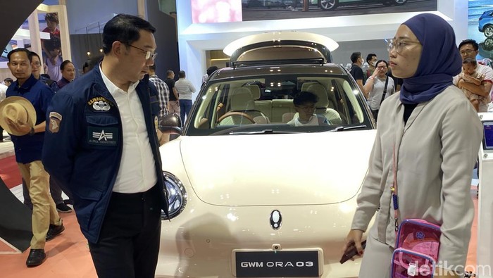 Ridwan Kamil dan keluarga mampir di GIIAS 2023