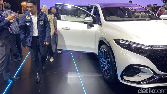 Ridwan Kamil mampir ke Mercedes-Benz di GIIAS 2023