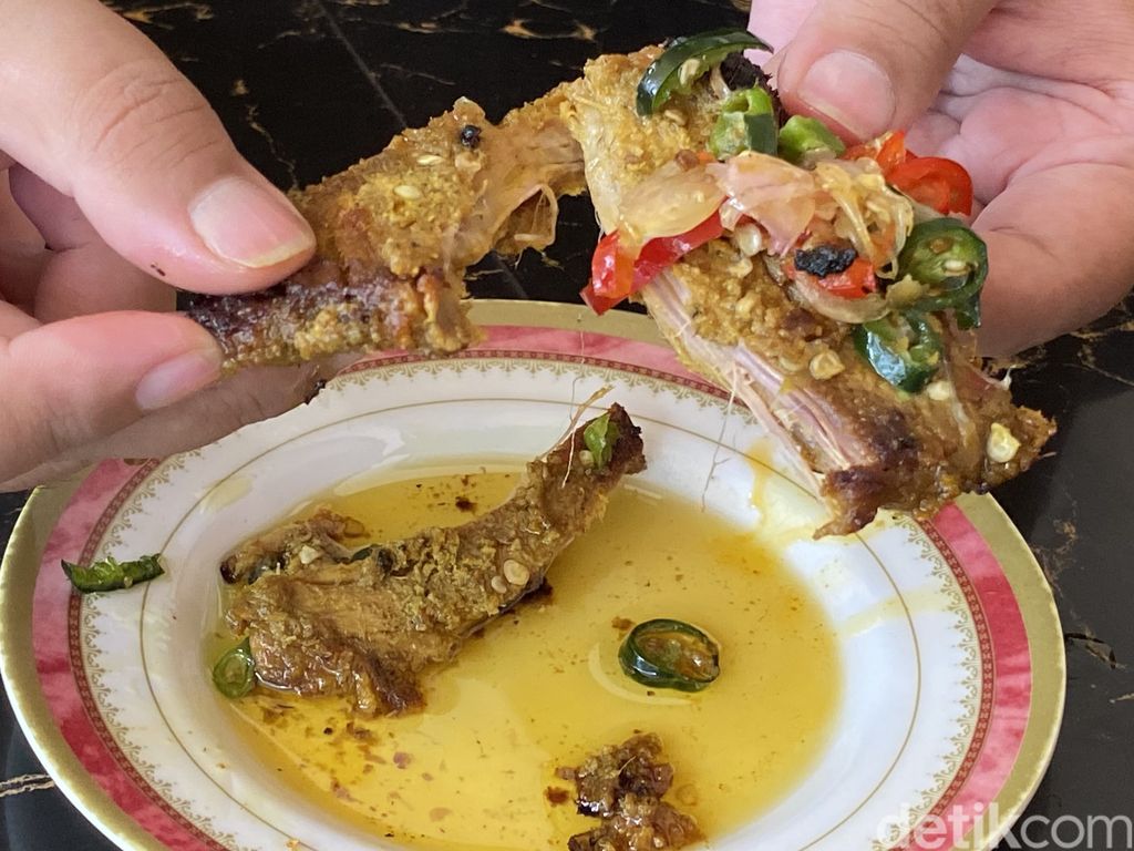 RM Bareh Solok, rumah makan Padang 'hidden gem' di BSD Serpong yang menyajikan dendeng baracik.