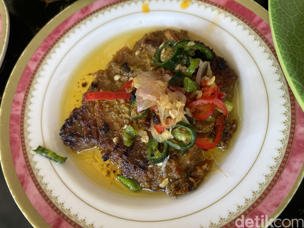 RM Bareh Solok, rumah makan Padang 'hidden gem' di BSD Serpong yang menyajikan dendeng baracik.