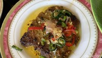 Dendeng baracik merupakan sajian dendeng khas Solok, Sumatera Barat. Penyajian dendeng ini berbeda dari RM Padang lainnya. Aroma dendeng baracik ini sangat sedap dan terasa smoky. Bumbu rempahnya juga gurih, berpadu nikmat dengan empuknya dendeng dan irisan cabenya. Foto: detikFood/Yenny Mustika Sari